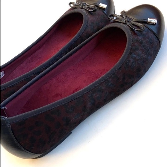 Like New Vionic Leather / Calf Hair Flats Women’s Size 9 - Picture 6 of 9